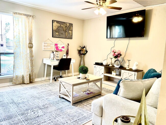 Building Photo - 3 BR 2.5 BA Luxury Townhouse
