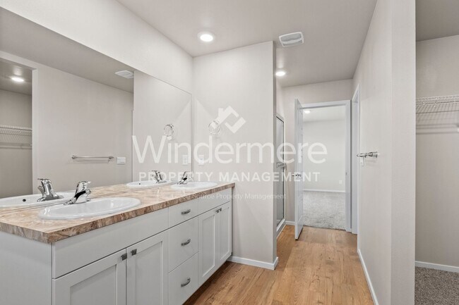 Building Photo - ** MOVE IN SPECIAL ** 1/2 OFF 1ST FULL MON...