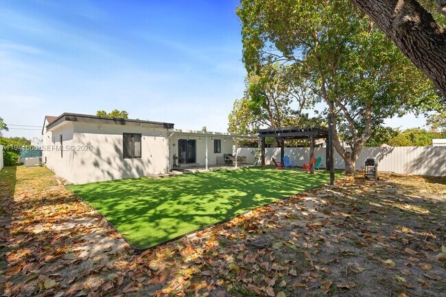 Building Photo - 445 SW 62nd Ct