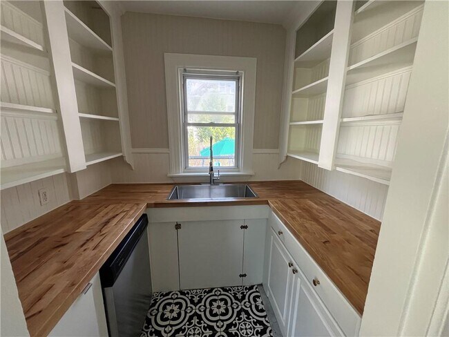 Building Photo - 224 Rochambeau Ave