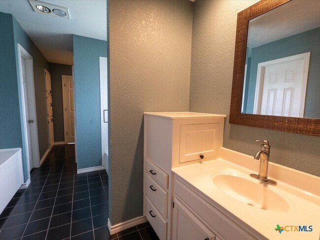 Building Photo - 300 Las Plumas Dr