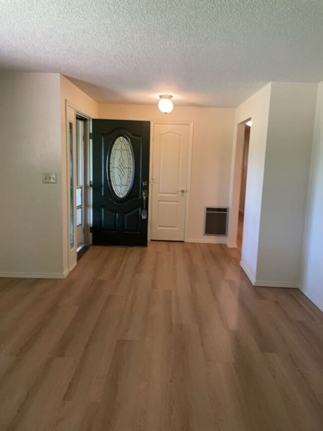 Building Photo - Newly updated - 3 Bedroom 1.5 Bath 2 Car G...