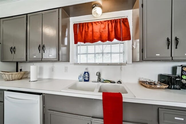 Building Photo - 3423 Ozark St