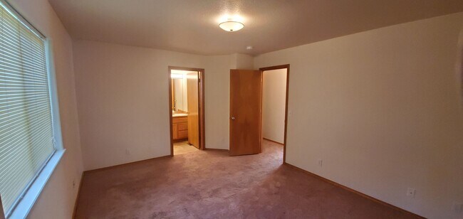 Building Photo - Great 3 Bed/3 Bath in Post Falls!