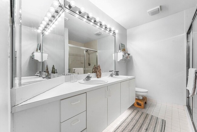 Building Photo - 8084 Summer Shores Dr