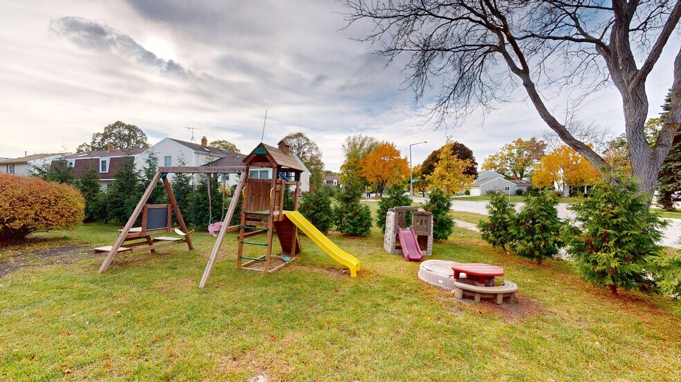 Back Yard - 1327 Larchmont Dr