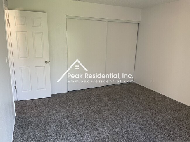 Building Photo - 5433 E Knoll Dr