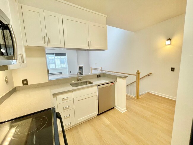 Building Photo - 2BR/2BA Urban Chic Townhome Condo! 1084SqF...