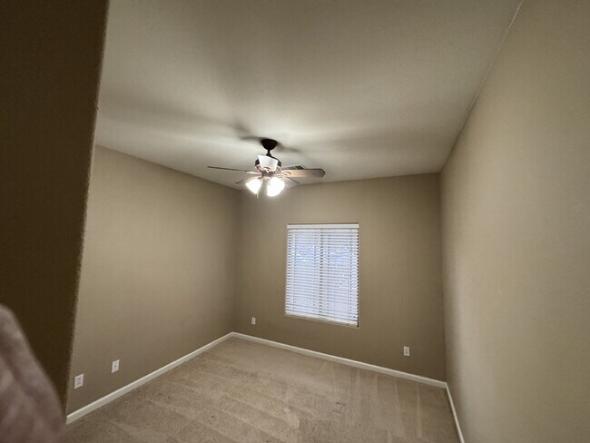 Building Photo - 3 BED, 2 bath, Single Story