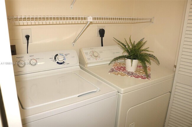 Building Photo - 401 Gardens Dr