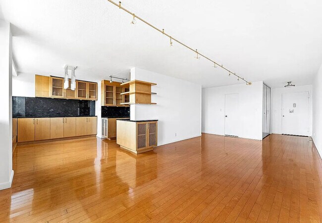 Building Photo - 75 Henry St