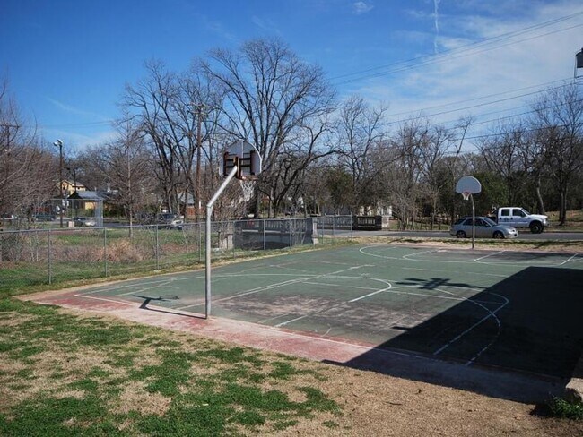 Building Photo - FABULOUS walkable/bikeable 3BR with parking in Hyde Park