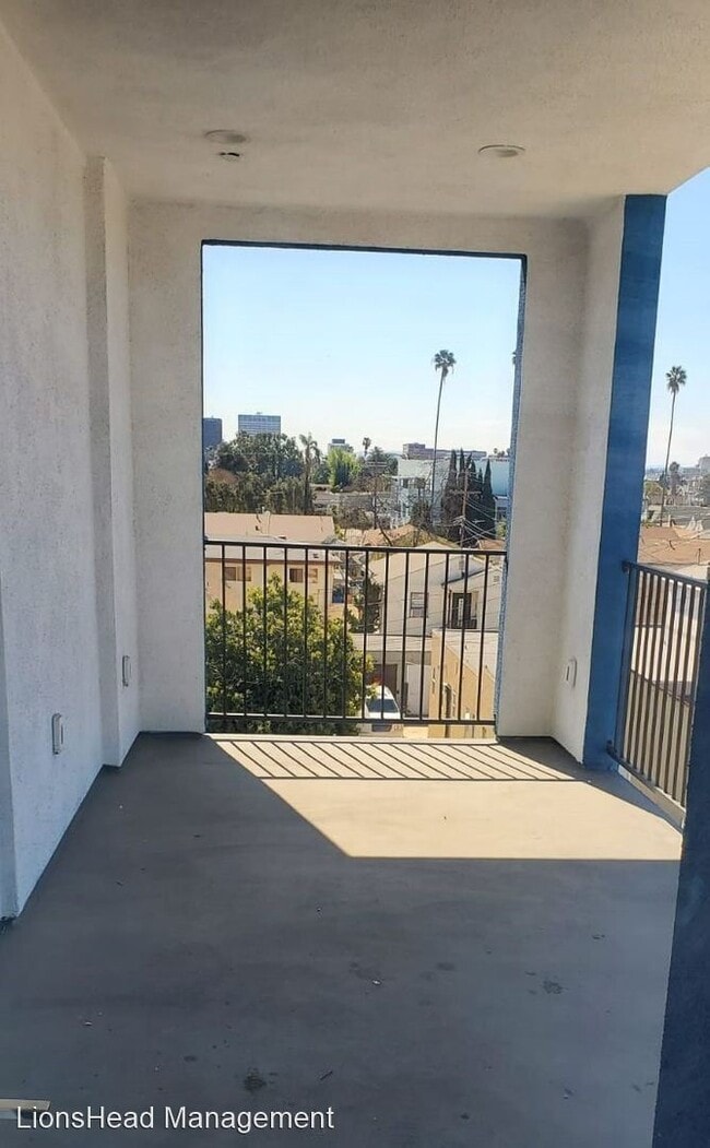 Building Photo - 4557 Rosewood Ave