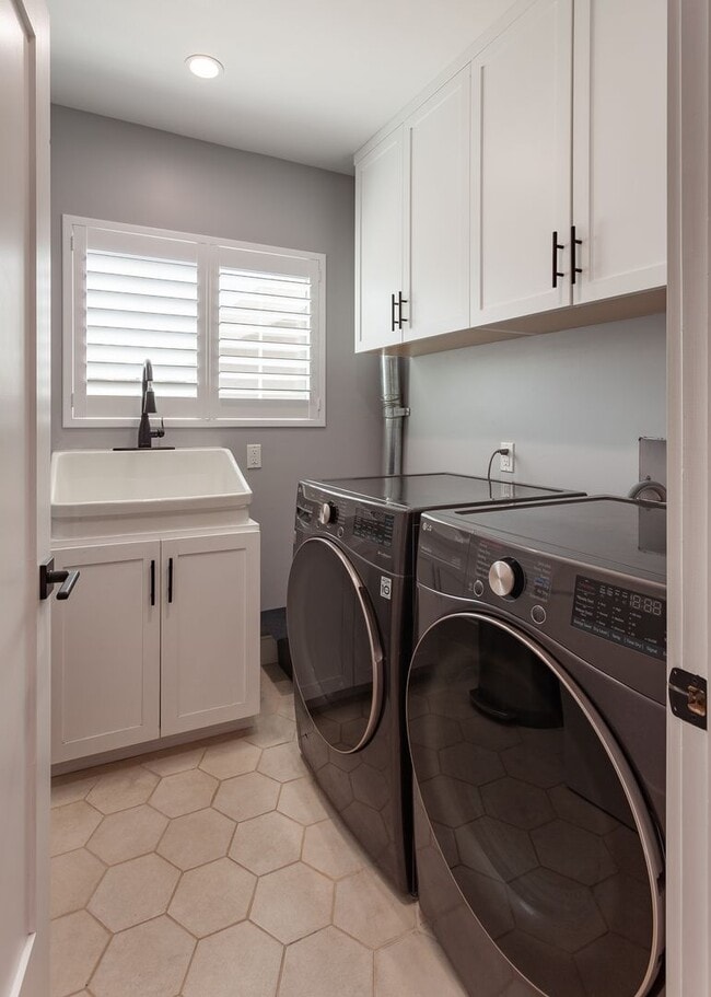 Building Photo - *Unfurnished* Gorgeous 4-Bed Oasis with Po...