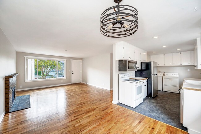 Building Photo - East Lynnwood Three Bed, 1 1/2 Bath Rambler
