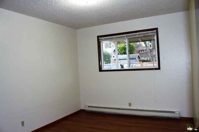 Building Photo - MOVE-IN SPECIAL! 1/2 OFF FIRST MONTH"S REN...