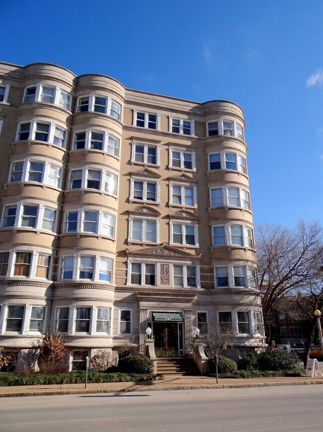 Building Photo - Charming 3 BD/2 BATH right across the stre...