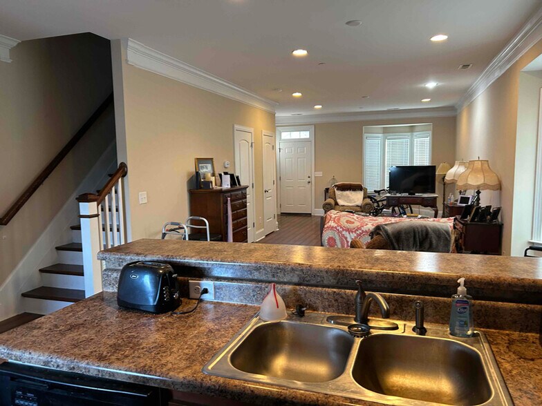 Building Photo - 400 Armour St