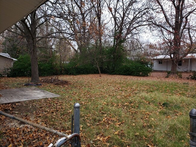Building Photo - SPACIOUS 3 BEDROOM 2 BATH AVAILABLE NOW!!