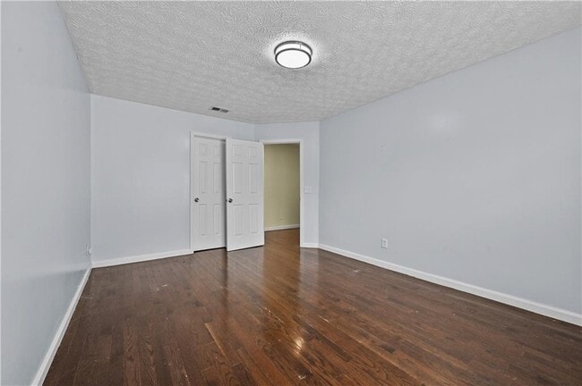 Building Photo - 675 Manor Glen Dr