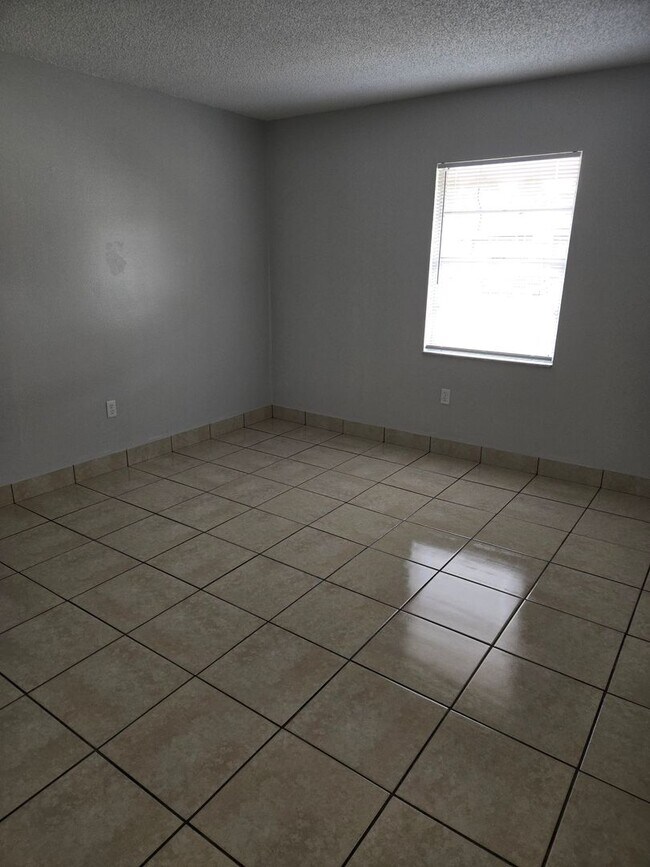 Building Photo - Central Lakeland Duplex