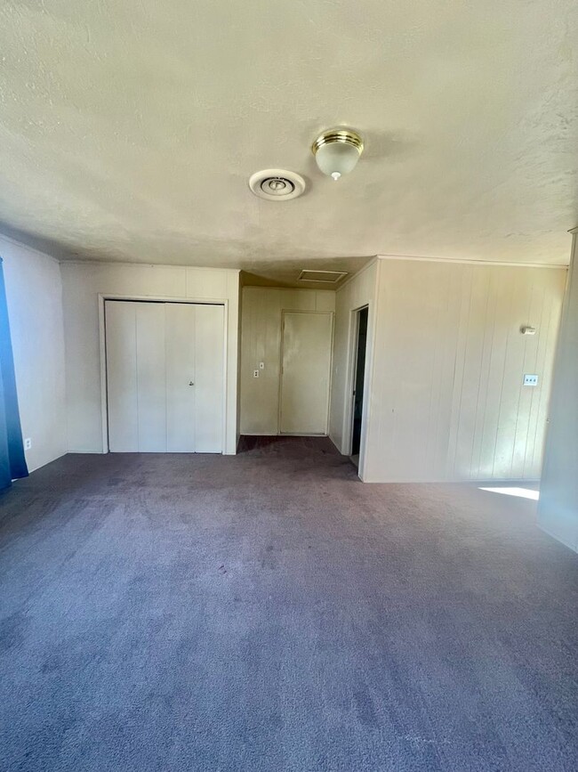 Building Photo - Studio Apartment, Conveniently Located