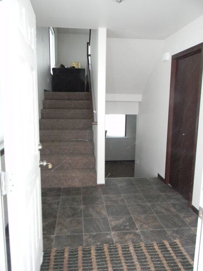 Building Photo - 521 E Foxtail Dr