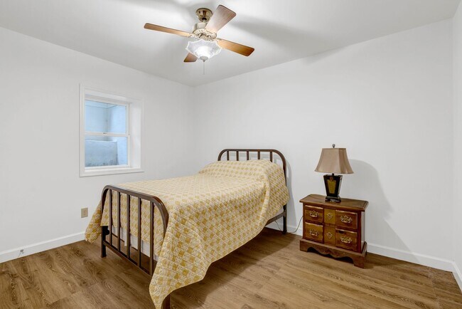 Building Photo - This WATERFRONT-FULLY FURNISHED-ALL INCLUSIVE HOME IS READY FOR YOU.