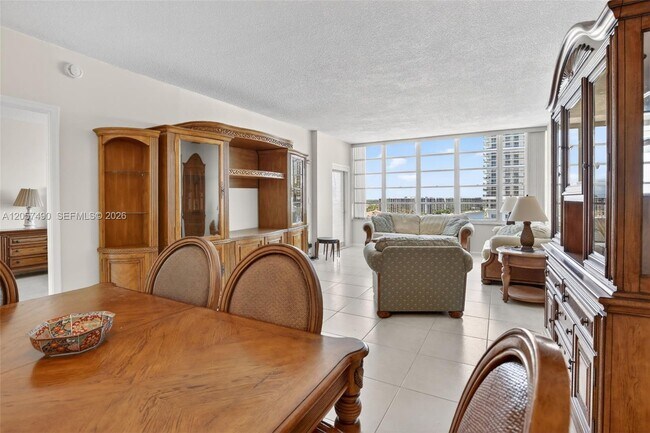 Building Photo - 1817 S Ocean Dr