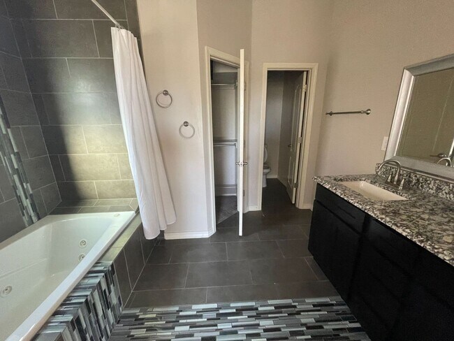 Building Photo - BEAUTIFUL EASTSIDE HOME