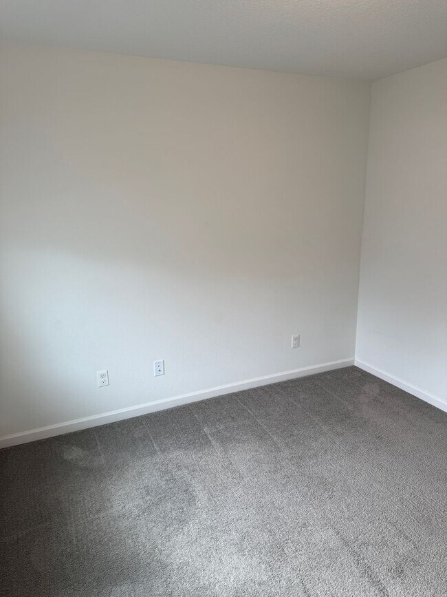 Building Photo - Hillsboro Townhouse/Condo