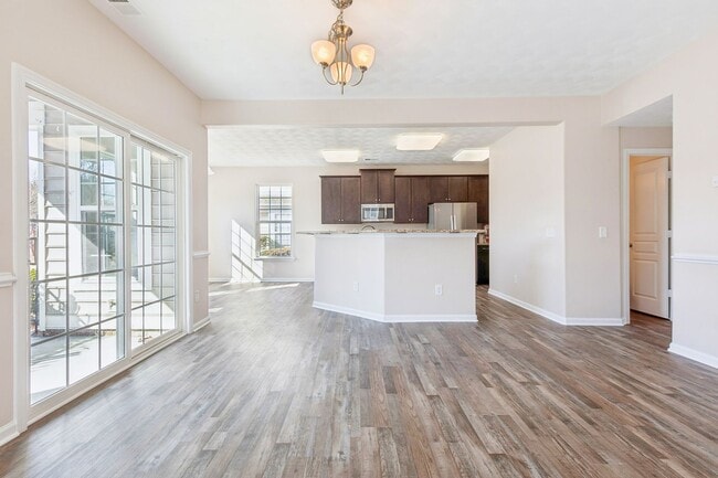 Building Photo - Suffolk Condo- Ready for move in