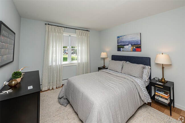 Building Photo - 13 Captains Dr