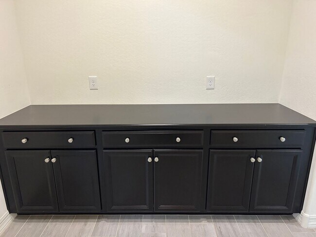 Building Photo - Beautiful home with generation suite in gated community