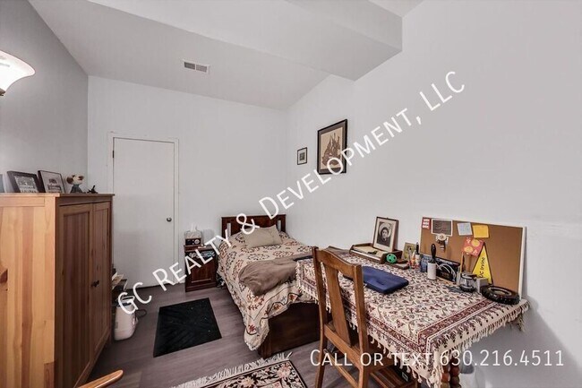 Building Photo - 1423 W Oakdale-Unit G
