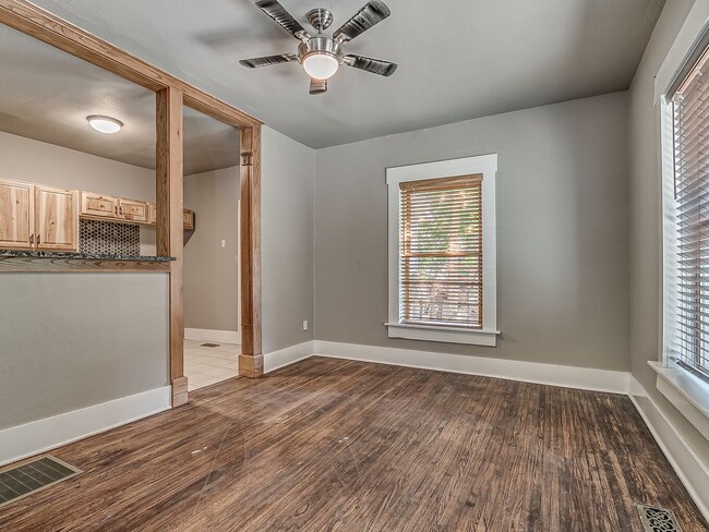Building Photo - Charming Updated Mesta Park Duplex - New S...