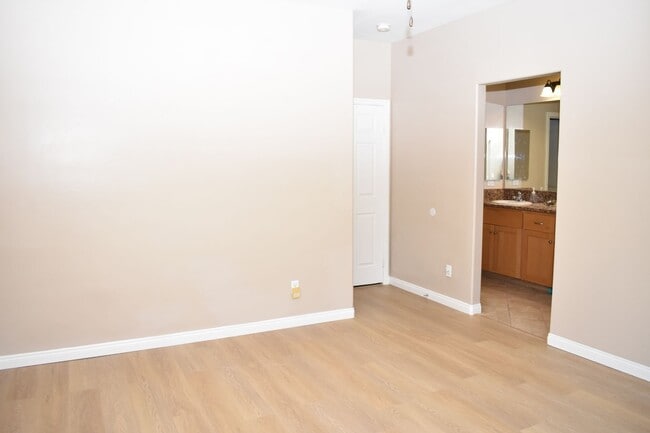 Building Photo - 1341 Greenfield Dr