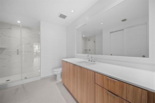 Building Photo - 2150 N Bayshore Dr