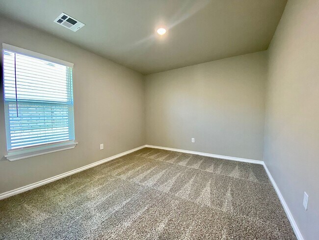 Building Photo - 4 Bed 2 Bath, w/Office in Deer Creek Schools