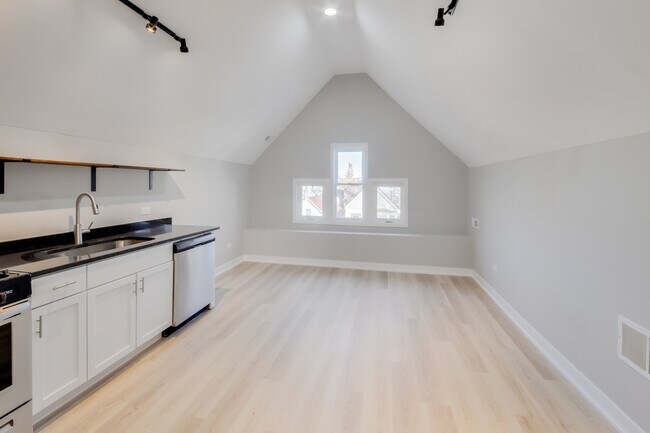 Building Photo - 2842 N Avers Ave