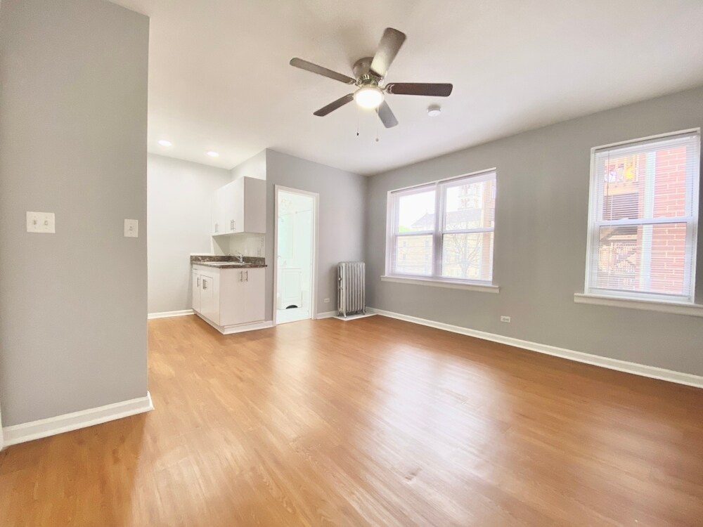 Building Photo - 4241 N Kenmore Ave
