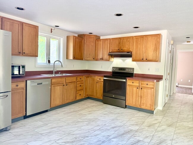 Building Photo - Sunny & Spacious 4 bedroom home