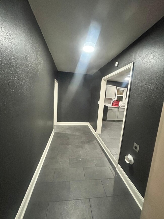 Building Photo - 697 N Holmes St