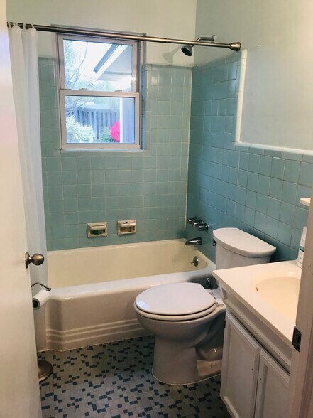 Bathroom - 212 Evans St