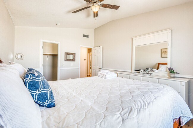 Building Photo - Beautiful Westside home FURNISHED with 4 b...