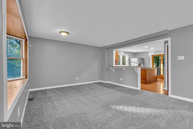 Building Photo - 165 Lakeview Dr N