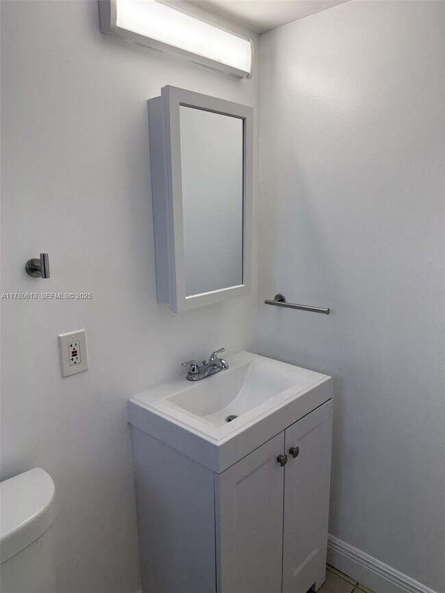 Building Photo - 1895 Venice Park Dr