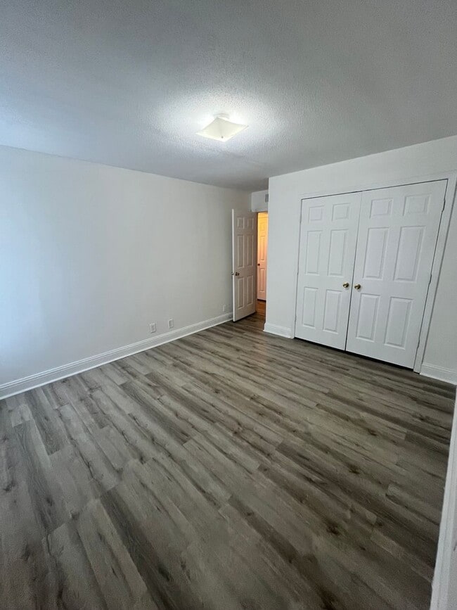 Building Photo - Comfortable 2-Bed, 1-Bath with Central Air...