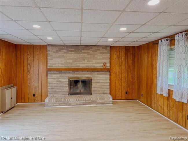 Building Photo - 34381 Rosslyn St
