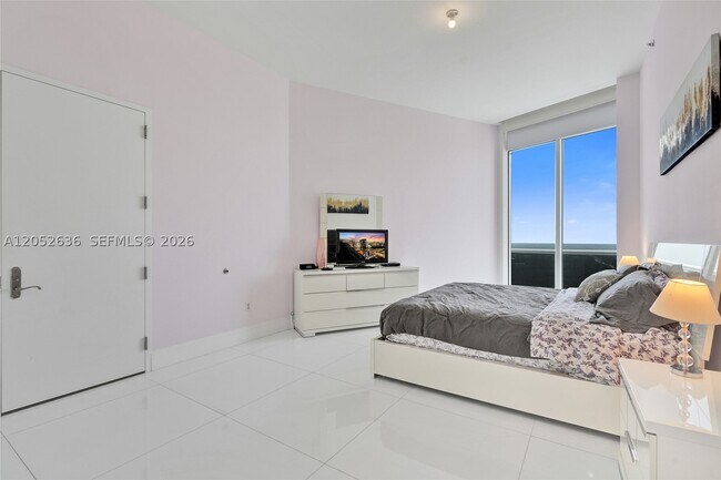 Building Photo - 16001 Collins Ave
